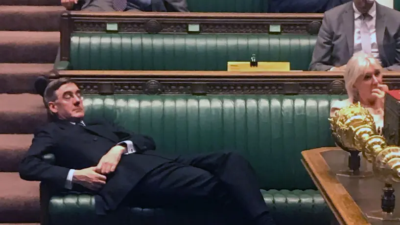 Jacob Rees-Mogg macht es sich gemütlich.